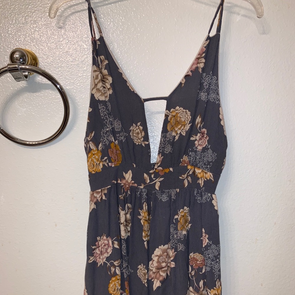 NWOT Cute and flattering deep V floral romper